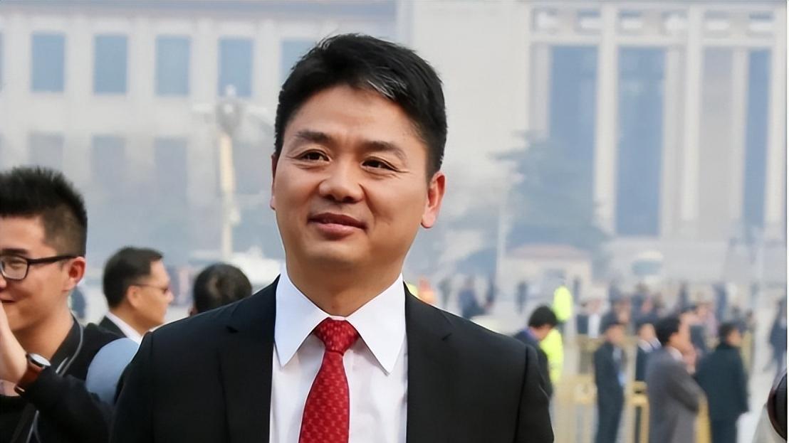 董洁|刘强东告别他的时代？回笼640亿携孕妻现身英国，祖宅半夜被泼漆