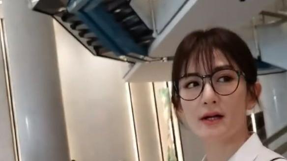 谢娜|谢娜黄子韬逛街被偶遇，黄子韬穿搭随意认不出，造型酷似杀马特