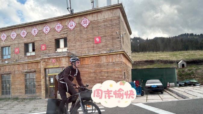 吴磊|吴磊新疆骑行被偶遇，逆天长腿引人注目，装备齐全孤身走天涯