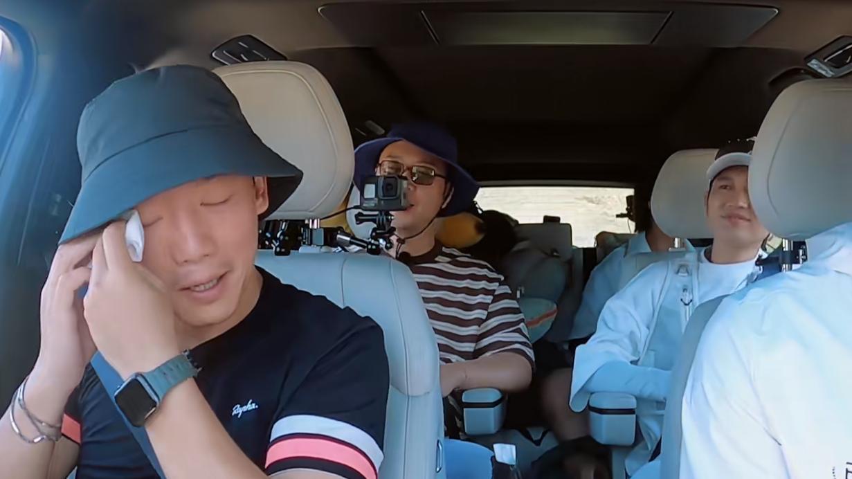 郑恺在节目中2次落泪，聊到了家庭生活，感叹：赚钱是为了什么？