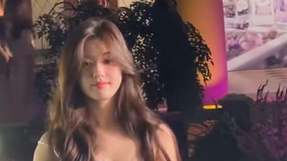 赵露思出席线下活动，紫色人鱼造型好惊艳，直播时俏皮灵动可爱