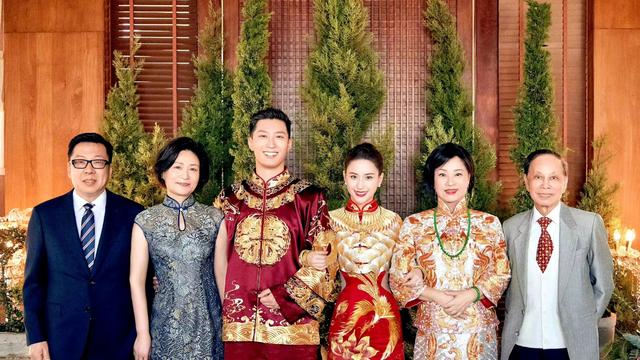 窦骁|窦骁妈妈不争不抢却靠气质赢了三太！穿旗袍大合影，闺秀脸美出圈