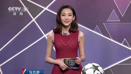 90后央视美女主持，走秀泳裤滑落，却淡定走完全程：谁爱看谁看