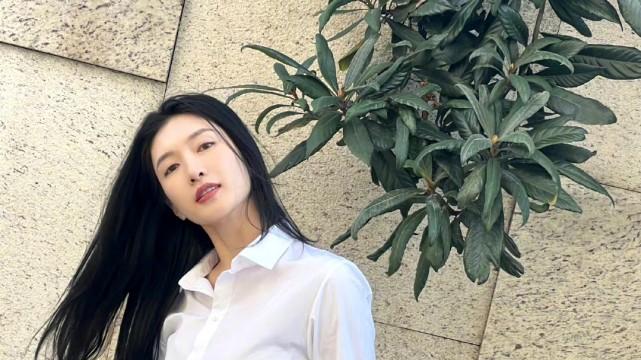 江疏影|江疏影才是真的“大女主”！日常私服清冷秀气，36岁依然年轻美丽