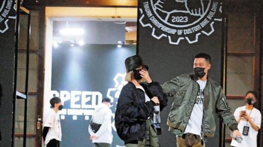 周汤豪“约会欧弟前妻”穿情侣装不藏了！女方换掉前任生日车牌