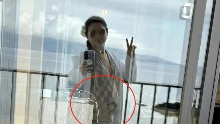 任家萱临盆状态佳，出游不需要男友陪，照片全是自拍也没带员工！