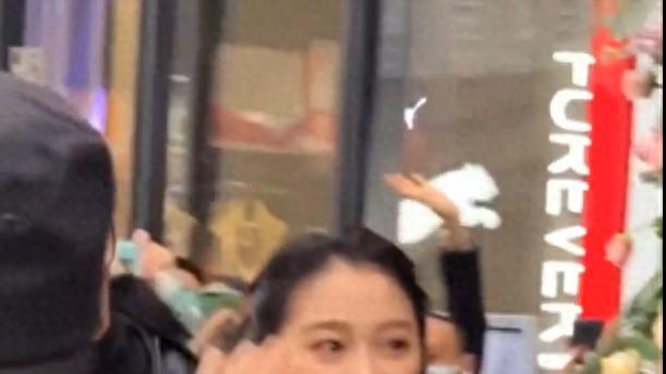 关晓彤闯荡时装周翻车，身材失去优势，去掉滤镜秒变普！