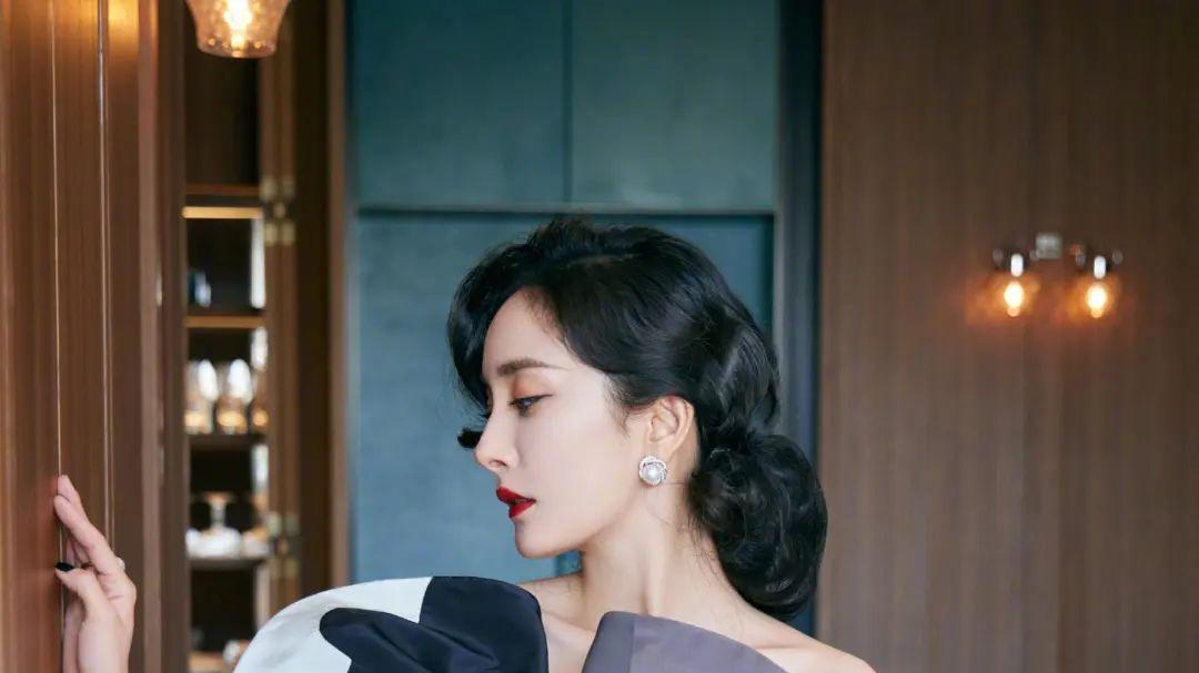 杨幂 离开嘉行的杨幂大放光彩，黑天鹅红唇妆美极了！