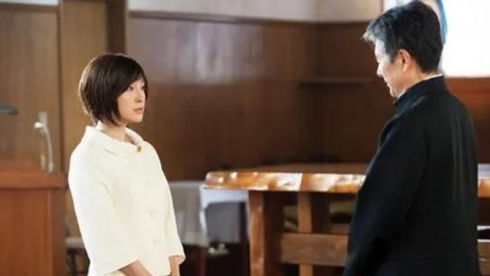 知名女星被爆出轨，遭丈夫落井下石，无限期停止事业