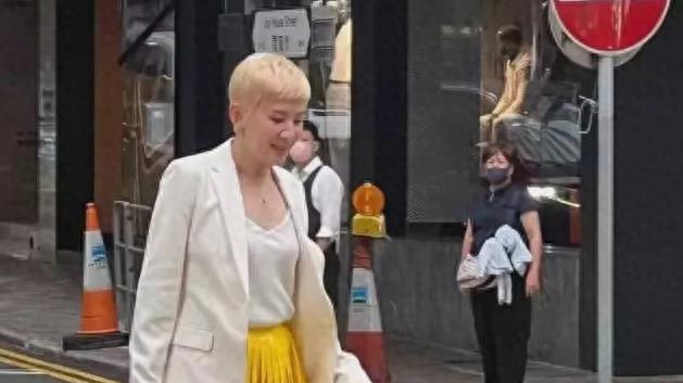 吴君如在香港街头可谓是赚足眼球！手拎30万高奢包，一头金发女人味十足