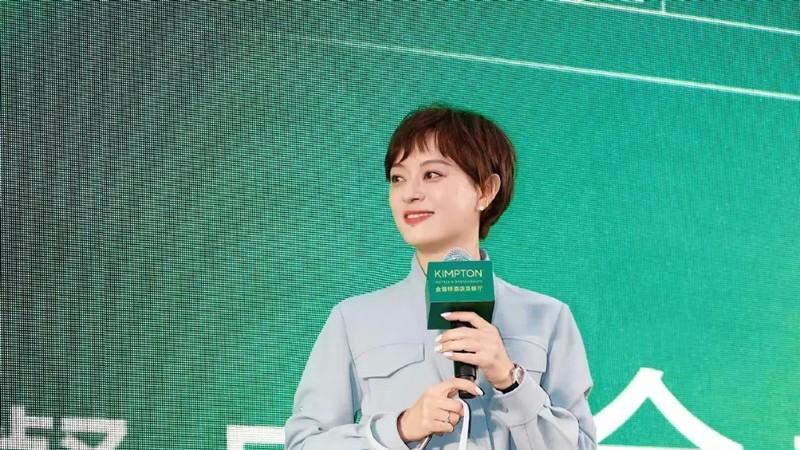 孙俪|40岁孙俪重回颜值巅峰！一袭湖蓝色连体裤清丽脱俗，美得像换张脸