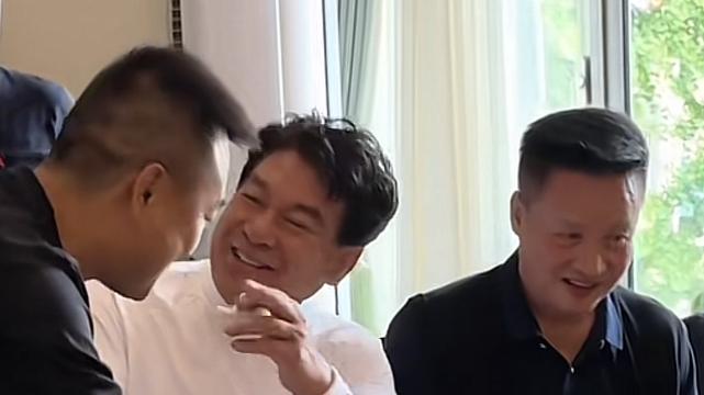 55岁解晓东近况曝光，与阎维文朱时茂聚餐，喝12元饮料引热议