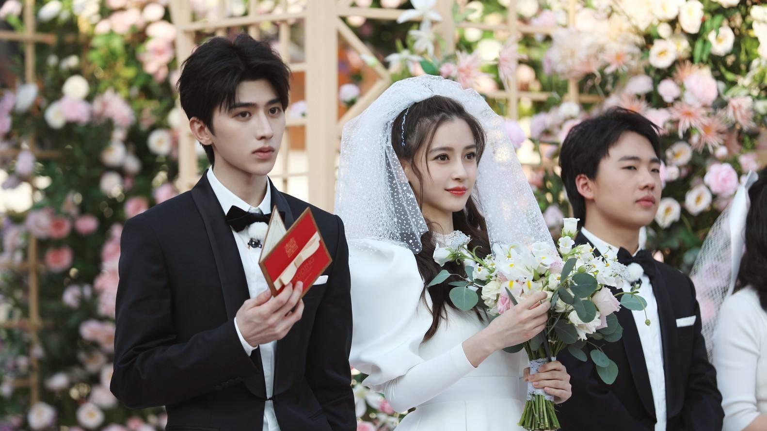 抱团取暖！杨颖蔡徐坤恋情曝光绯闻升级！两人在东南亚重温鸳鸯梦