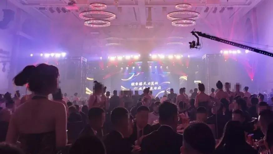 台湾|太张狂！台湾黑帮办春酒6位艺人助阵，知名演员歌手夫妇捧场