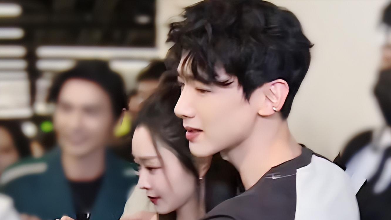 33岁宋铁当众被搂抱！小4岁白敬亭充当护花使者，两人疑好事将近