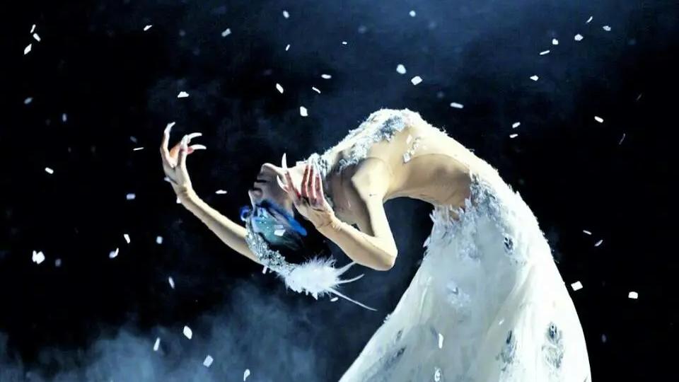 |这一次，轮到64岁杨丽萍“翻车”？秃毛孔雀舞一出观众直呼辣眼睛