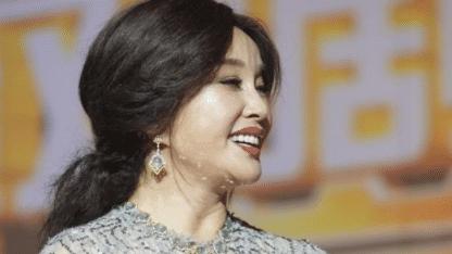 刘晓庆|70岁刘晓庆虽是奶奶的年纪，可穿裹胸裙身材曼妙似小姑娘