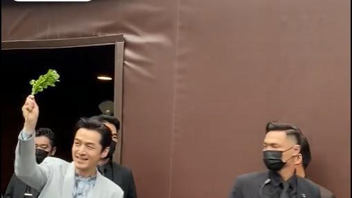 胡歌|胡歌高举茉莉花离开，回应粉丝对女儿的祝福，人气太高需保镖护送
