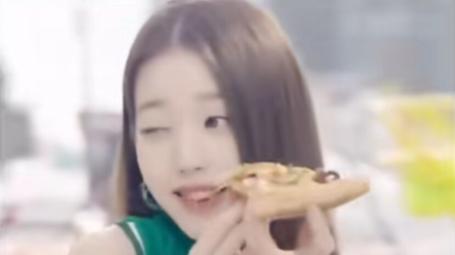 张元英|IVE张元英吃披萨的表情遭吐槽，粉丝觉得美，确实偷文化都能原谅