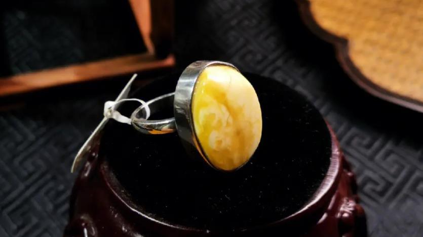 文玩戒指上的选择，戒面必须出彩，戒托做工要精美