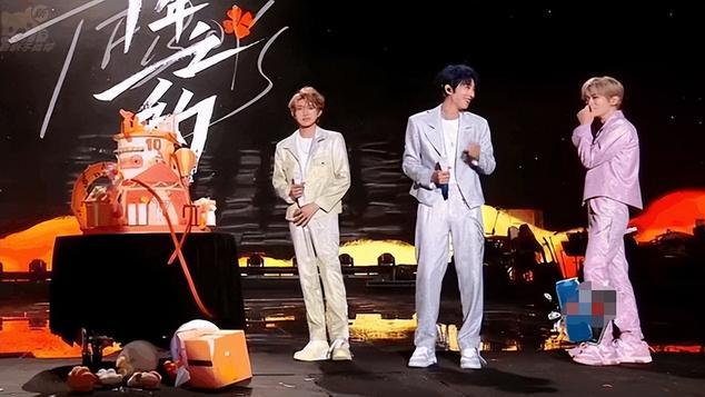 易烊千玺走秀视频曝光，被质疑同手同脚不协调，知情人道出原因