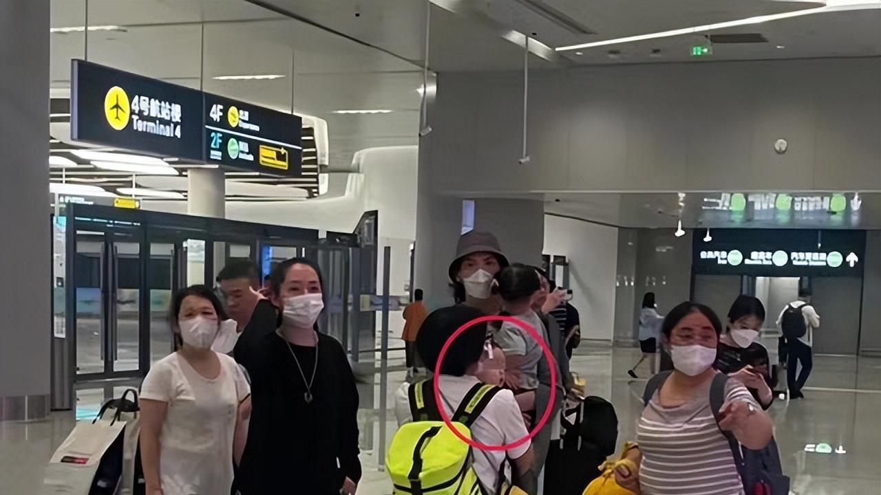 郭碧婷|郭碧婷怀三胎了？穿娃娃裙步子笨重比老公都壮，牵向佐逛街好恩爱