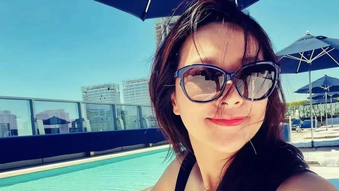 49岁徐静蕾近况曝光：高调晒泳池照，与老公定居美国6年，吃成胖美人