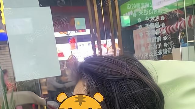 美容 纪实：美容店女子造型前卫，腰间系黑绳，脖子戴项圈，胸口纹玫瑰