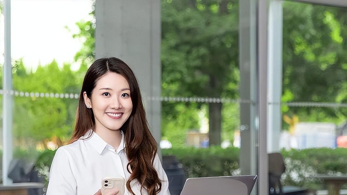 TVB花旦发文暗示离巢！疑因演技不佳惹怒视帝，完成学业不愿回港