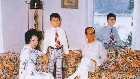 李泽楷|李泽楷扛住央视镜头，黑发浓密自带孩子气，58岁李泽钜显沧桑