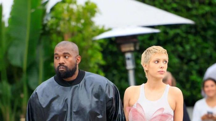 |坎爷和新婚娇妻最新出街引争议！身着秋裤就出门？新欢还内搭空气