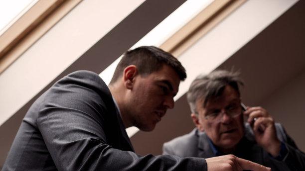 |当年龄成为职场上的劣势，我们应该怎么做？