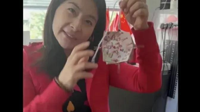 郭晶晶|太节俭！郭晶晶带女儿做手工，废旧红包做灯笼，手上廉价头绳抢镜