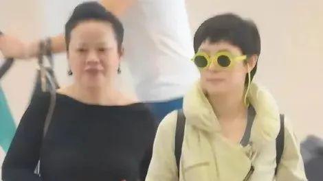 孙俪|孙俪罕见携妈走机场，60岁妈妈穿小黑裙窈窕精致似贵妇，女儿打扮随意似小跟班