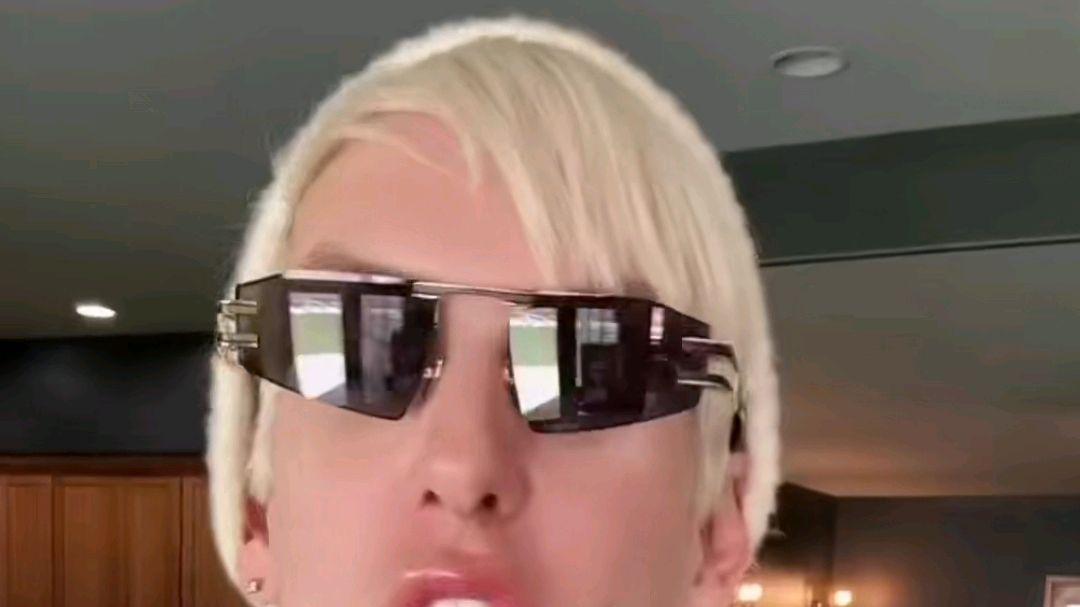 赛琳娜|虽不喜欢，但她已是原配：J姐扔海莉的产品支持赛琳娜，像是霸凌