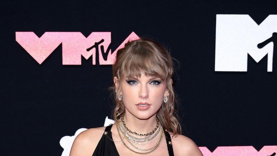 “丰腴女孩”占领了MV颁奖礼！赛琳娜最惹眼，霉霉的肩膀真圆润