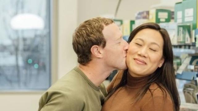 马克·扎克伯格|扎克伯格亲吻38岁华裔爱妻脸颊，手捧孕肚，将迎来第三个女儿