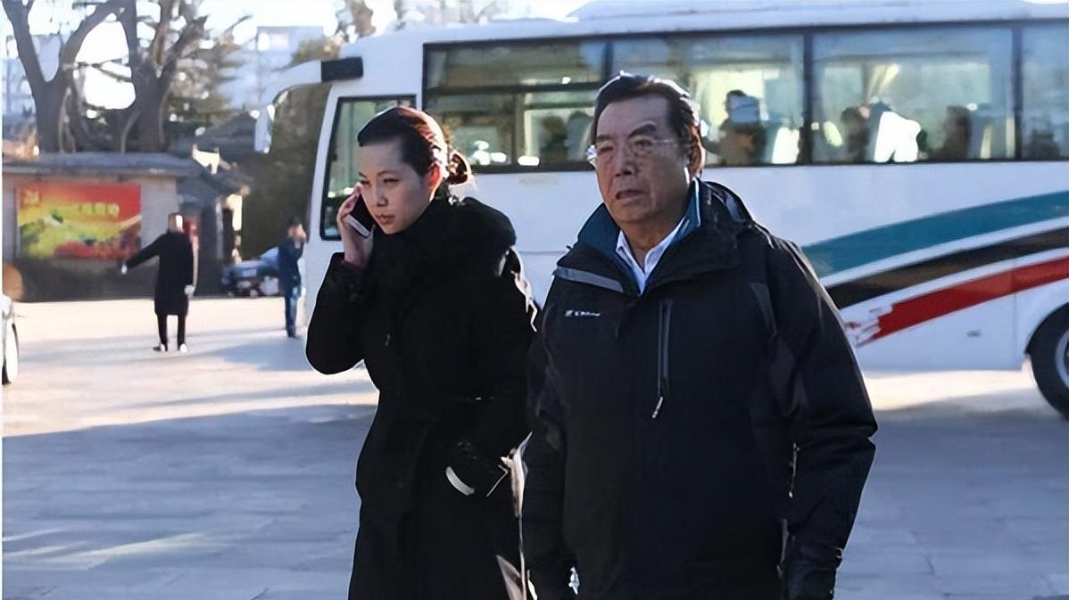 84岁李双江带儿子出游，态度和蔼状态不佳，李天一避嫌躲开不出镜