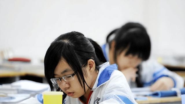 大学 女高中生为拍毕业照而发愁，6个月瘦了75斤，男生：真是高不可攀