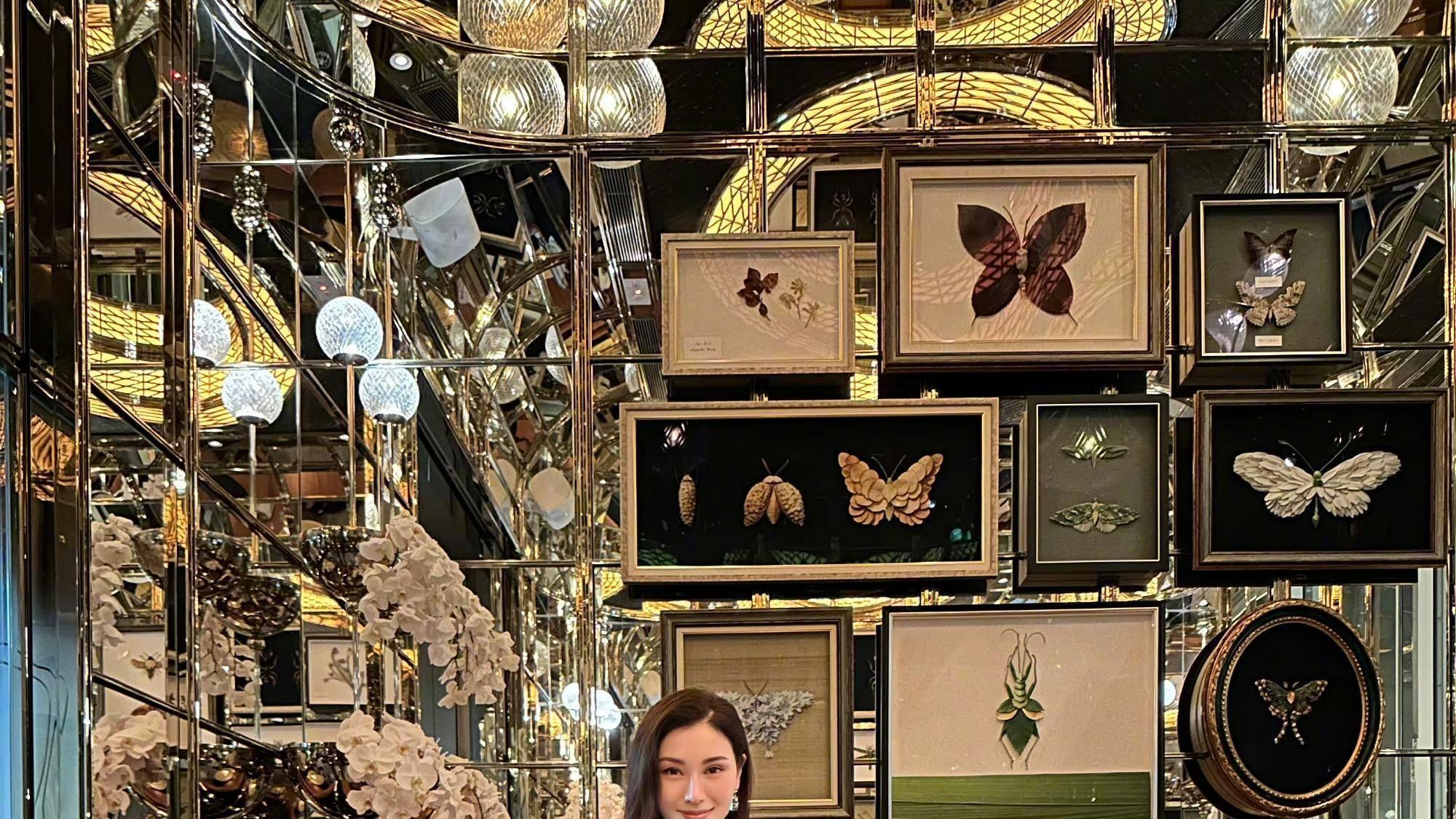 李嘉欣亮相香港教堂，高筒靴配纱裙潮如小姑娘 ，12岁儿子就高175