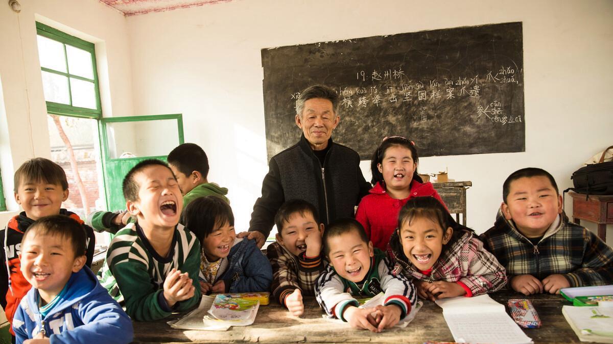 教师|一老师年收入从12万降到8万，欠薪的是老师，降薪的还是老师？