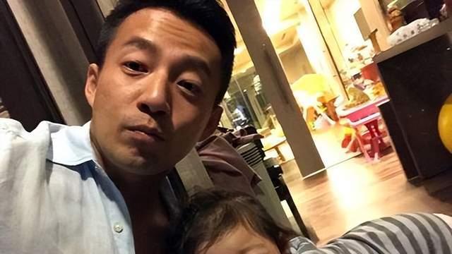 汪小菲在台北为保姆庆生，女儿挑食被爸爸说教，一家人相处非常融洽