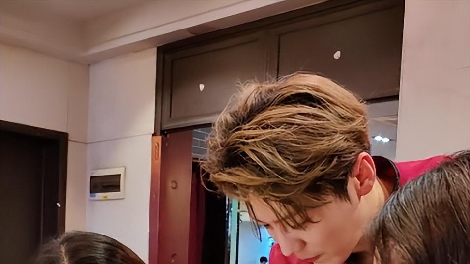 |鹿晗体验当服务员，穿红衣像新郎，给顾客点菜紧张