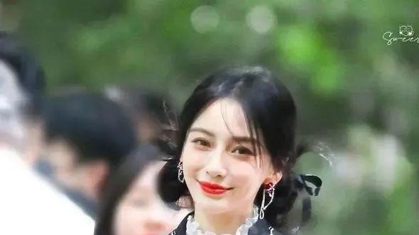 穿衣搭配 杨颖扮嫩真有一手！穿宫廷风大衣配超短裙，34岁老阿姨变暗黑小萝莉