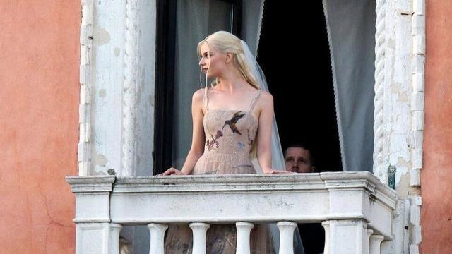 27岁安雅泰勒-乔伊在威尼斯办婚礼，戴头纱站阳台，素颜也超美