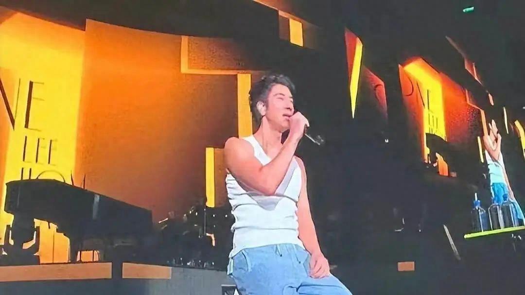 一线男歌手被爆出轨身败名裂！消失2年突然复出，下跪发声遭到炮轰