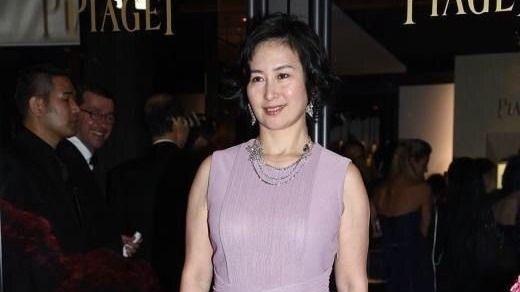 自然堂 何超琼才是真名媛：裙过膝，妆不浓，发微卷，一看就出自大户人家