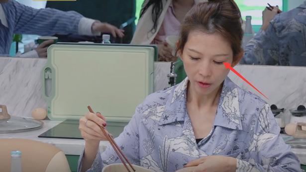 |贾静雯全素颜曝光，朱珠有小肚子，曾可妮更是治好了普女容貌焦虑