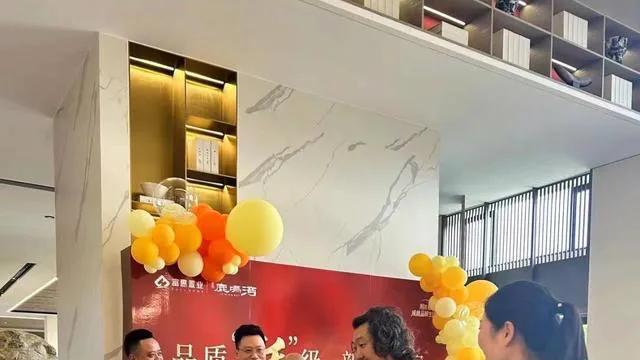 |王大治带妻女看廉价房，邋遢似流浪汉，妻子衣服35元背破布袋