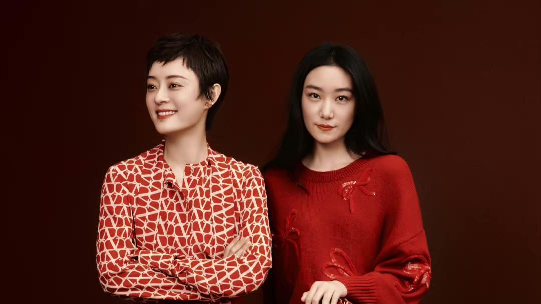 孙俪|孙俪罕见带妹妹合影，姐妹俩的服装好像两个季节，妹妹有点像韩雪
